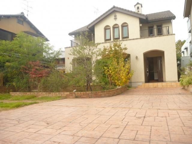 Local appearance photo. It is a beautiful house a built shallow!