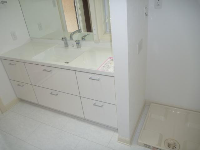 Wash basin, toilet. Storage is also a rich washstand