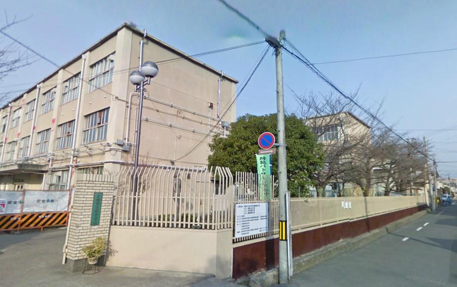 Junior high school. 1208m to Katsura junior high school