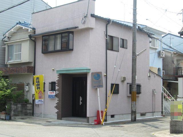 Local appearance photo. It is a local appearance. Bright is the house at the corner lot!