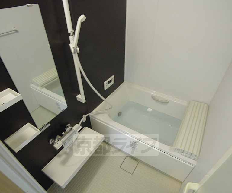 Bath. Big bathtub of width to put loose