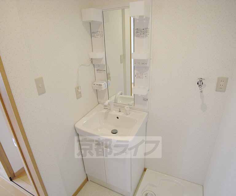 Washroom. With shampoo dresser