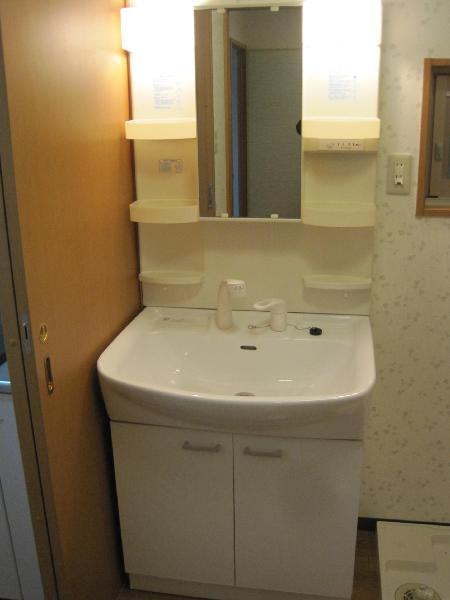 Washroom. Wash basin