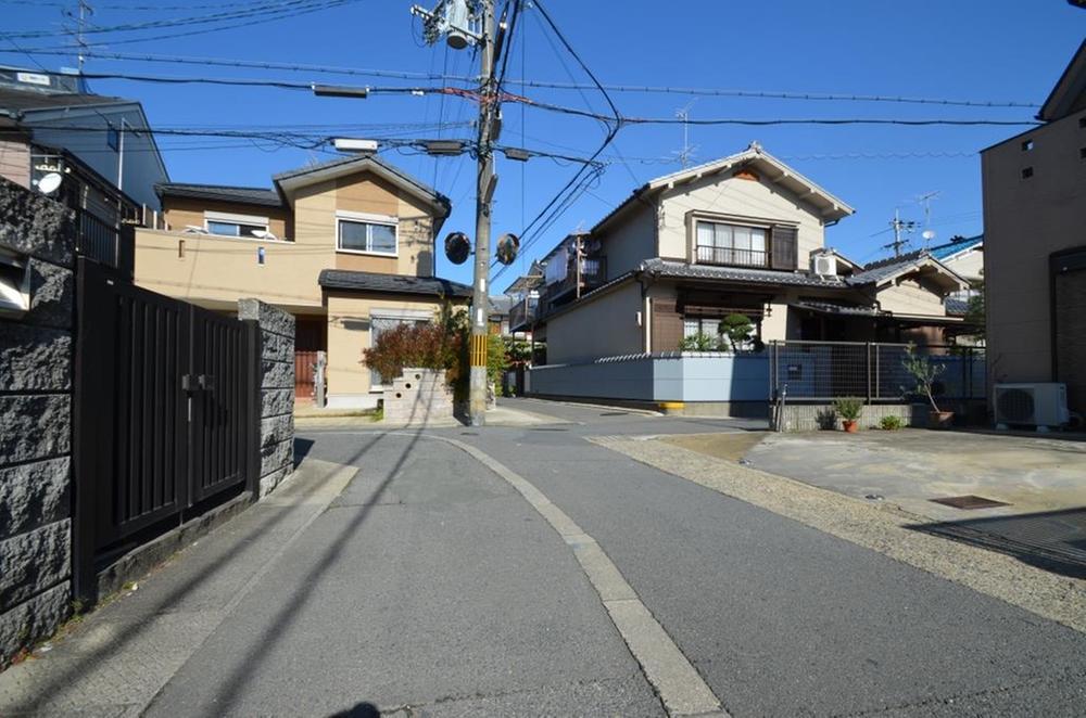 Local photos, including front road. We pre-road clean. 