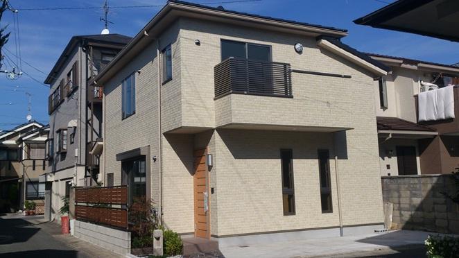 Local appearance photo. Local (10 May 2013) Shooting 1BOX also can park in the open outside the structure.  Also, Outer wall is using a hard siding marked with dirt. 