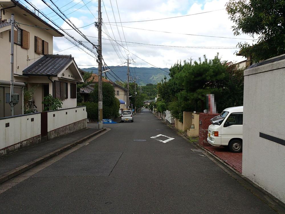 Local photos, including front road. The surroundings are lush quiet residential area!