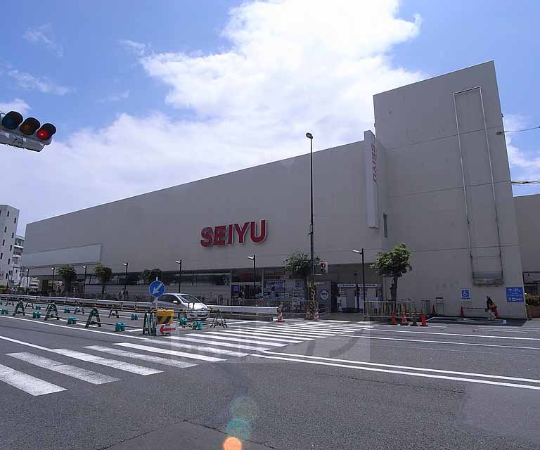 Supermarket. Seiyu to (super) 640m