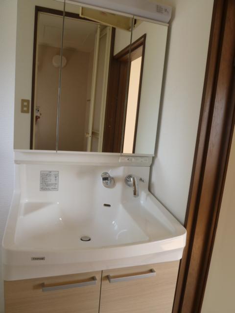 Wash basin, toilet. Indoor (10 May 2013) Shooting