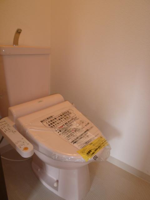 Toilet. Indoor (10 May 2013) Shooting