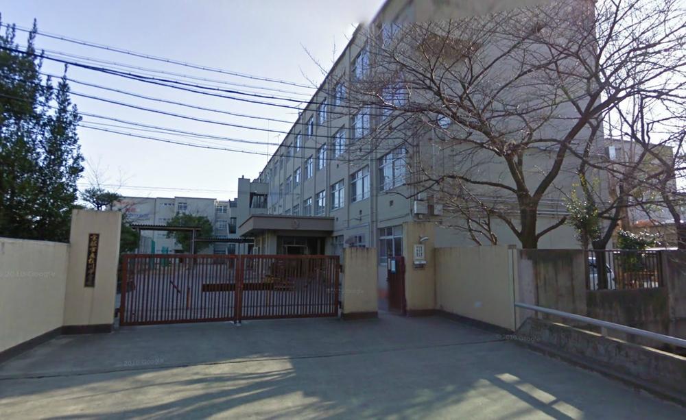 Junior high school. 1m to Katsura junior high school