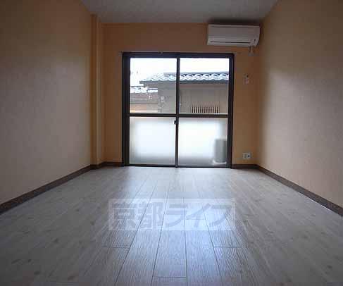 Living and room. Light of day will plug