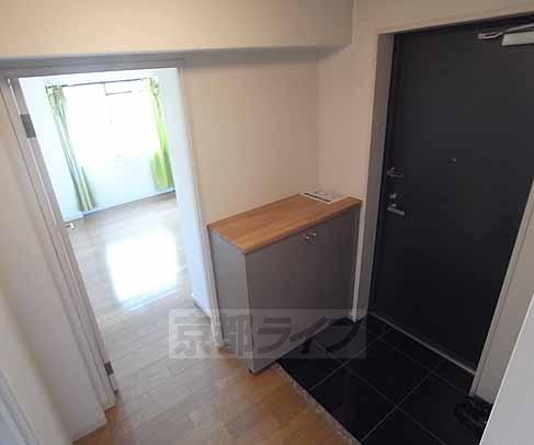 Entrance. It comes with a shoebox