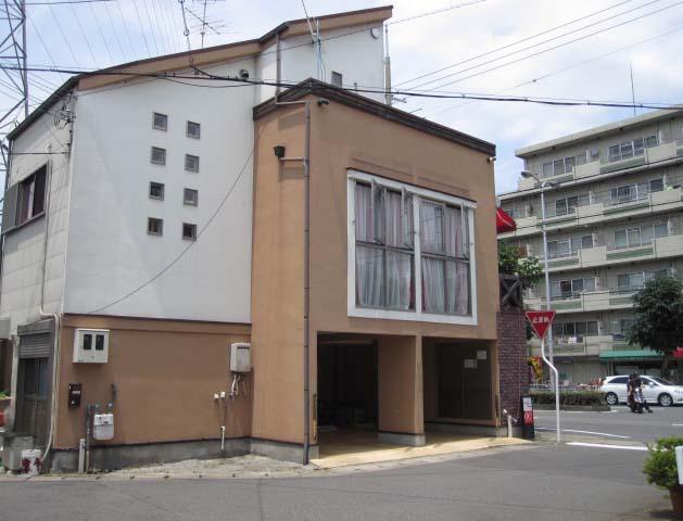 Local appearance photo. Characteristic is prosperous enterprise is a restaurant with large windows in the south-west of the corner lot ☆