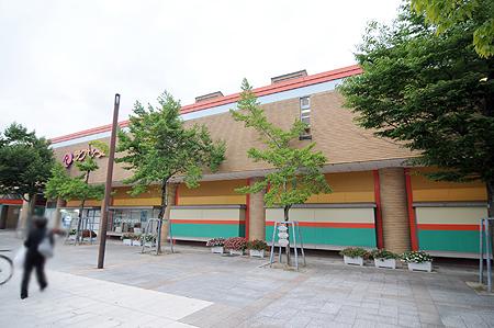 Shopping centre. Rakusai New Town shopping 725m to the center easier Seine