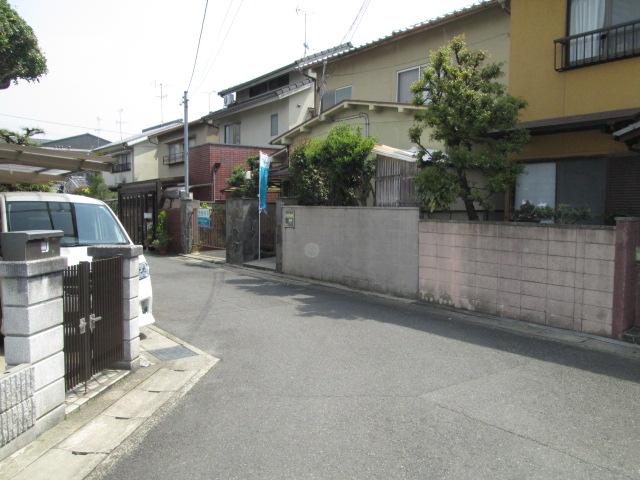 Local photos, including front road. It is a front road. There width 5 meters road.