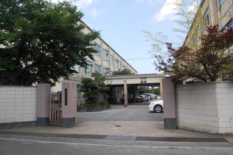 Junior high school. Katagihara 590m until junior high school