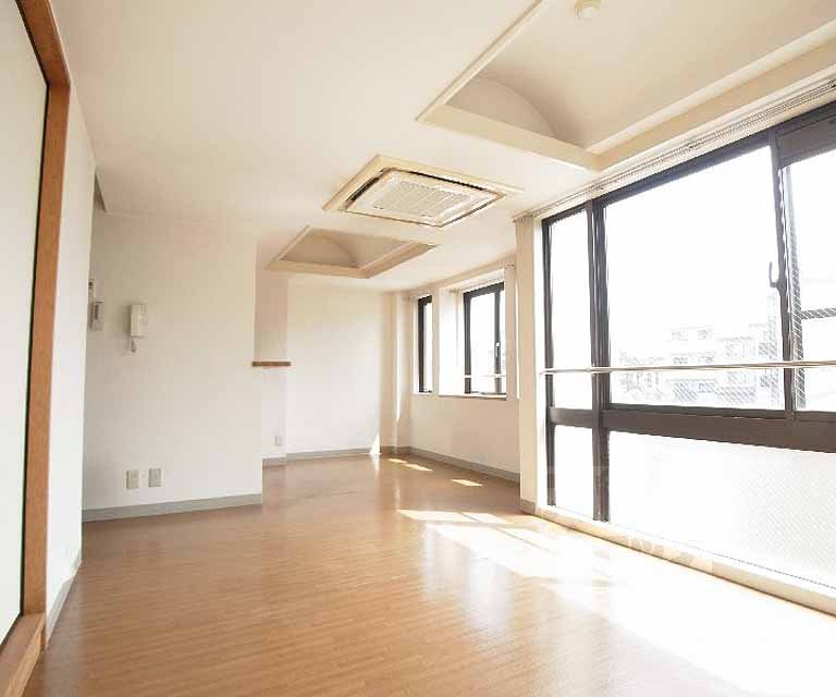 Living and room. ・ Renovated is the front of the room.