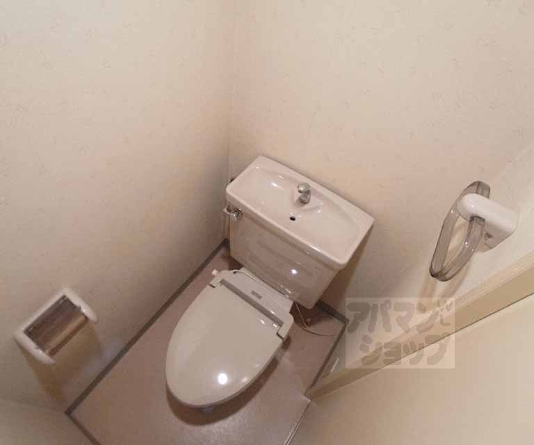 Toilet. ・ Renovated is the front of the room.