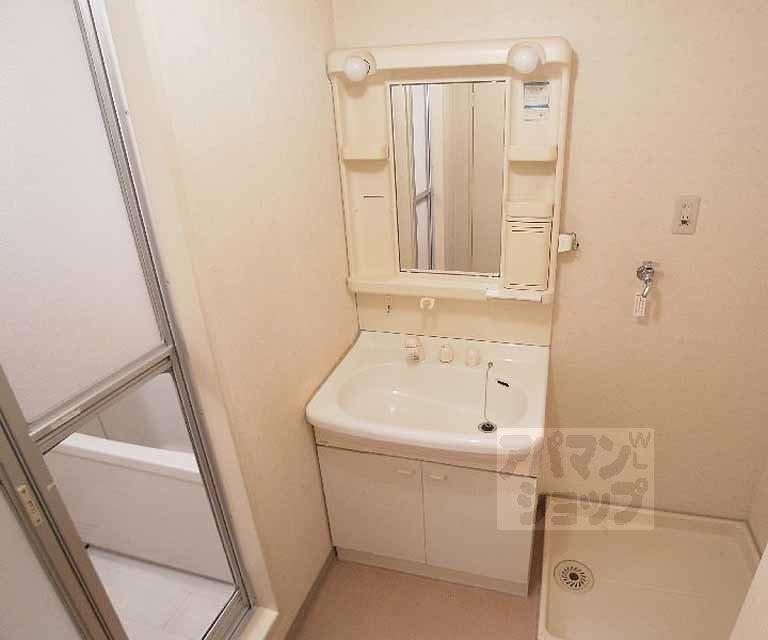 Washroom. ・ Renovated is the front of the room.
