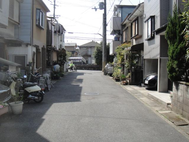 Local photos, including front road. Width 6m (east) Local (March 2013) Shooting