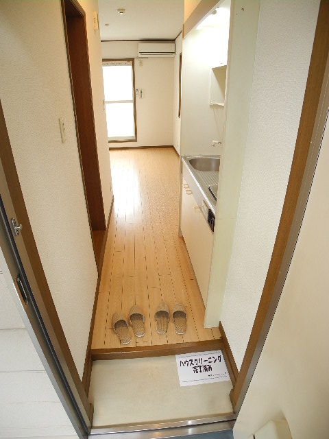 Entrance. Also published in the website "Kyoto rental House Network"