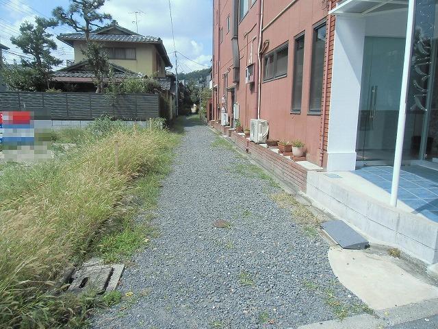 Local photos, including front road. North road