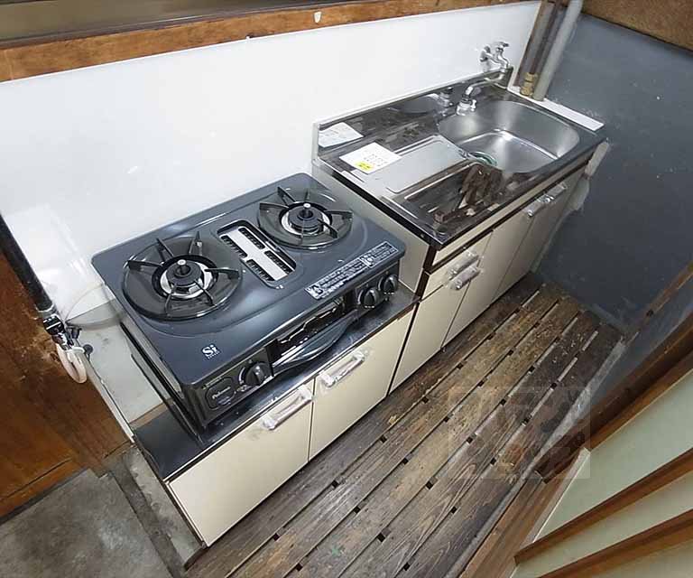 Kitchen. Two-burner stove can be installed