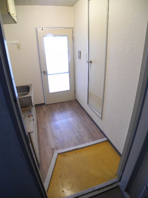 Entrance. Looking for a perfect room in your eyes!