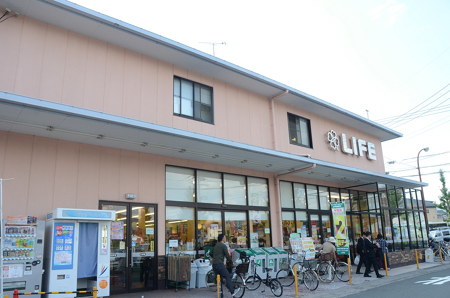 Supermarket. 635m up to life Takarakechi store (Super)