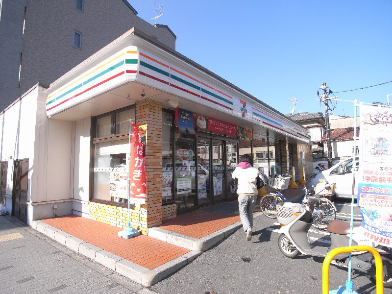 Convenience store. 550m to Seven-Eleven (convenience store)