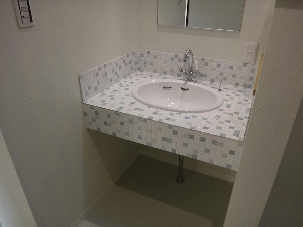 Wash basin, toilet. Indoor (12 May 2013) Shooting