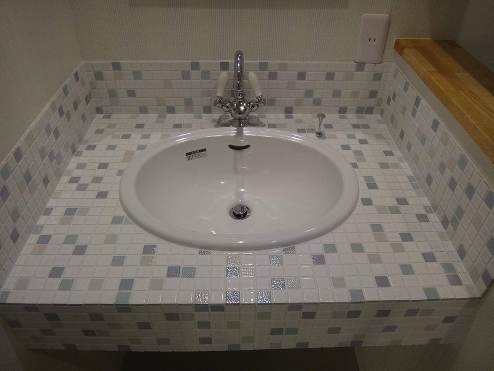 Wash basin, toilet. Indoor (12 May 2013) Shooting