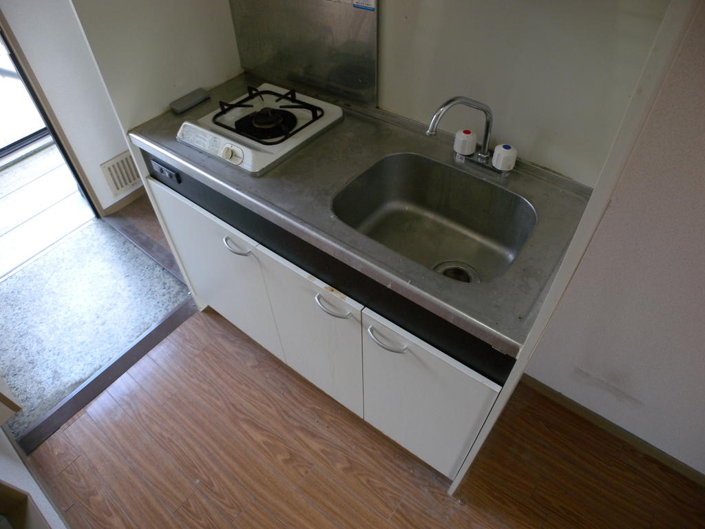 Kitchen. Also published in the website "Kyoto rental House Network"