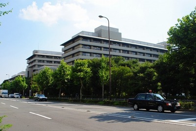 Hospital. 915m to the General Hospital (Hospital)