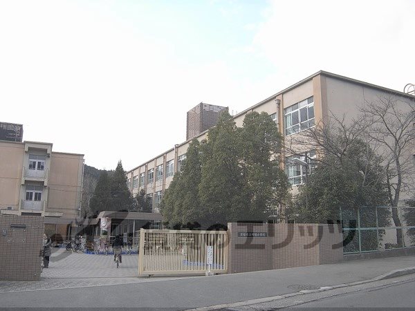 Primary school. Akinori up to elementary school (elementary school) 200m