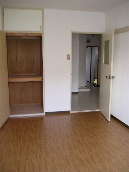 Receipt. The entrance of the south side of the room. Storage is also separately!