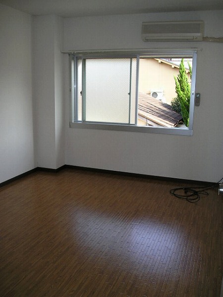 Living and room. It is the north side of the room. Air conditioning!
