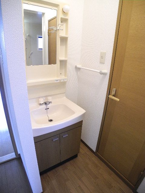 Washroom. Also published in the website "Kyoto rental House Network"