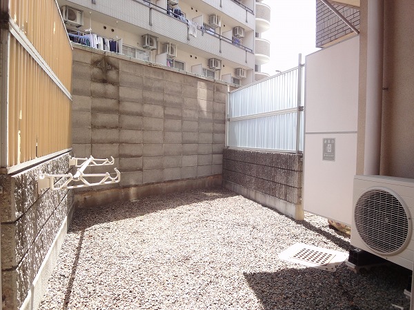 Garden. Bright (a photograph of the same apartment by Room No.)