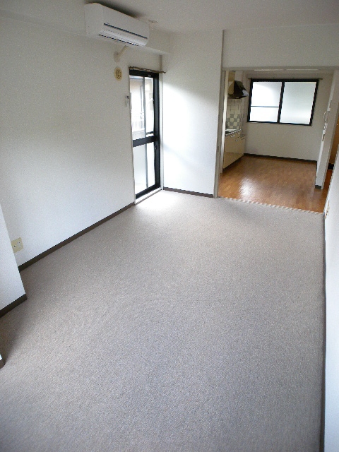 Living and room. Looking for room to house network Sakyo shop!