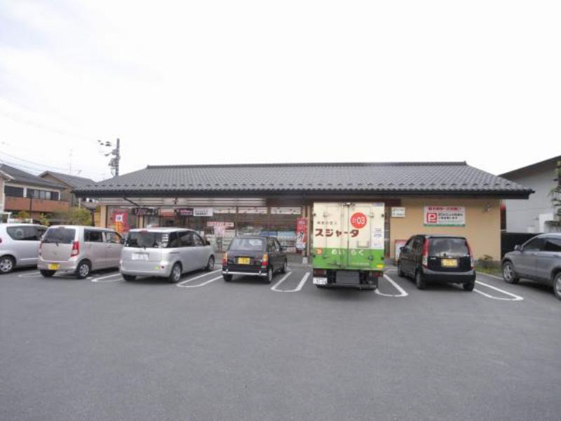 Convenience store. 620m to Seven-Eleven (convenience store)