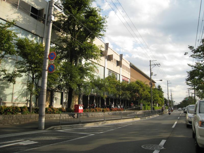 Shopping centre. UNIQLO qanat Rakukita shop 698m until the (shopping center)