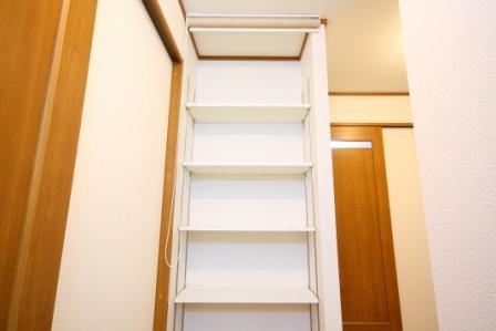 Wash basin, toilet. Washroom