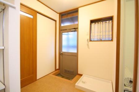 Wash basin, toilet. Washing machine Storage