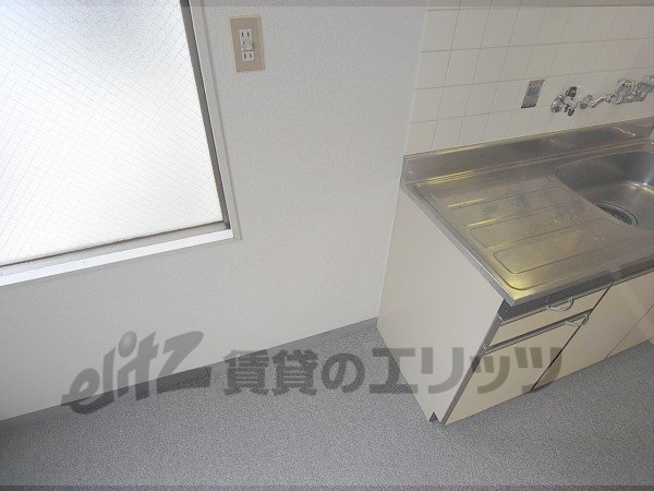 Other room space. Refrigerator yard