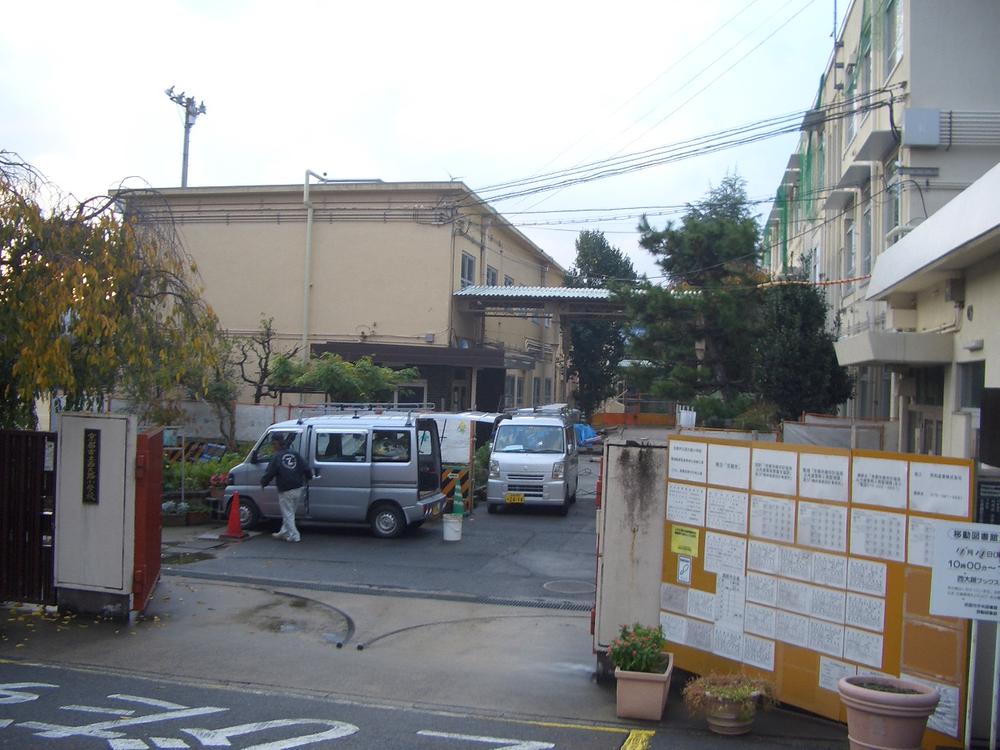 Primary school. Kyoto Municipal Nishioji 700m up to elementary school