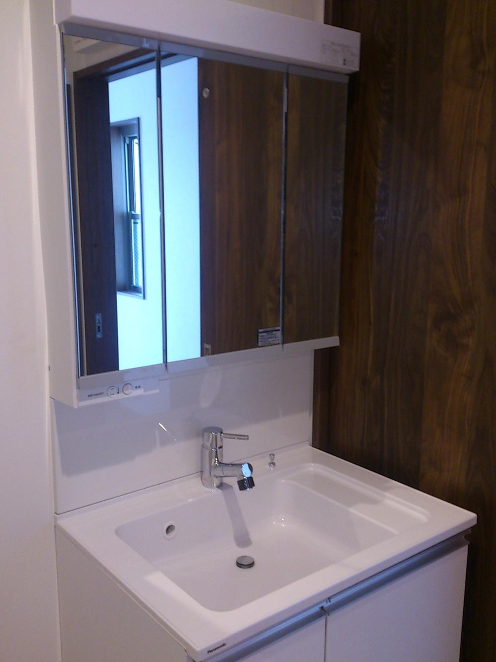 Wash basin, toilet. Room (August 2013) Shooting