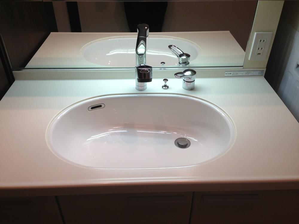 Wash basin, toilet. bathroom / December 2013 shooting