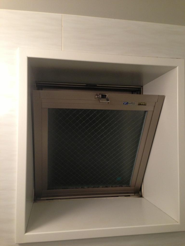 Bathroom. Bathroom window / December 2013 shooting