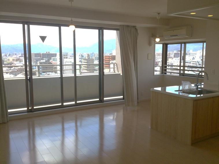 Living. Indoor (July 2012) shooting Since the 10 floor is good view.